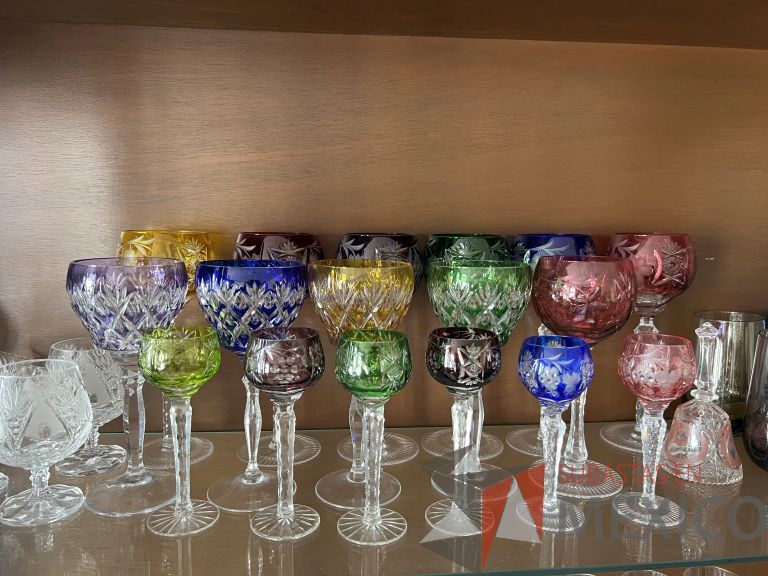 Lote 001 - Set de 17 copas de cristal de diferentes tamaños y colores - Imagen 2