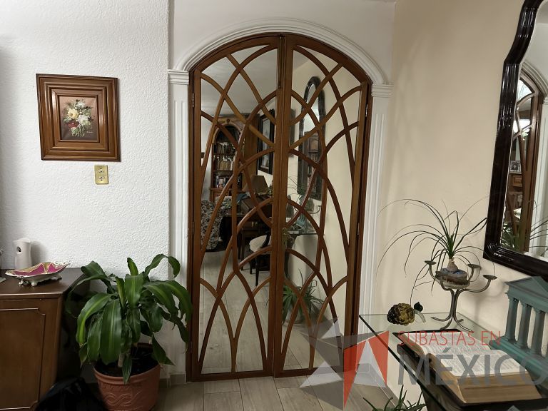 Lote 007 - Puerta de madera divida en 2 hojas, con vidrio, marco de madera. Todo en caoba. - Imagen 2
