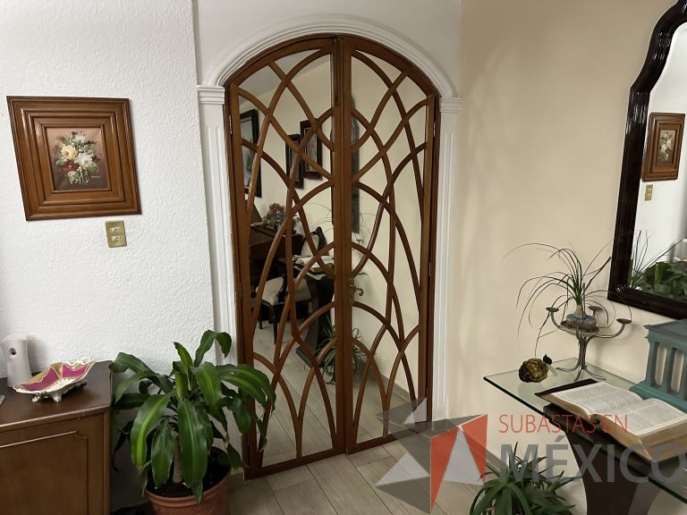 Lote 007 - Puerta de madera divida en 2 hojas, con vidrio, marco de madera. Todo en caoba. - Imagen 3