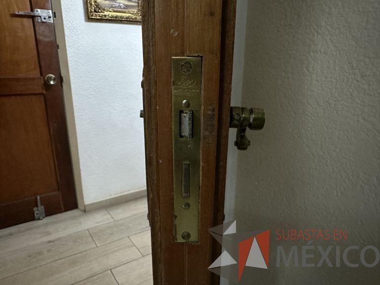 Lote 007 - Puerta de madera divida en 2 hojas, con vidrio, marco de madera. Todo en caoba. - Imagen 4
