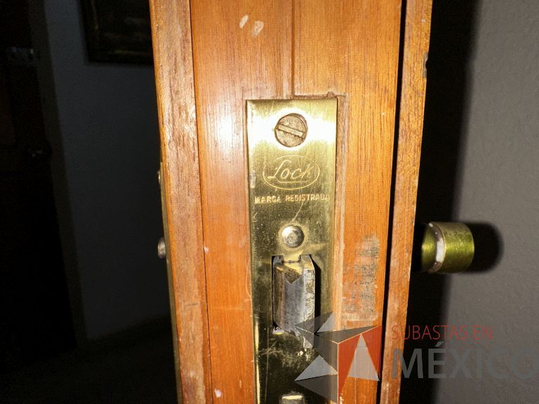 Lote 007 - Puerta de madera divida en 2 hojas, con vidrio, marco de madera. Todo en caoba. - Imagen 5