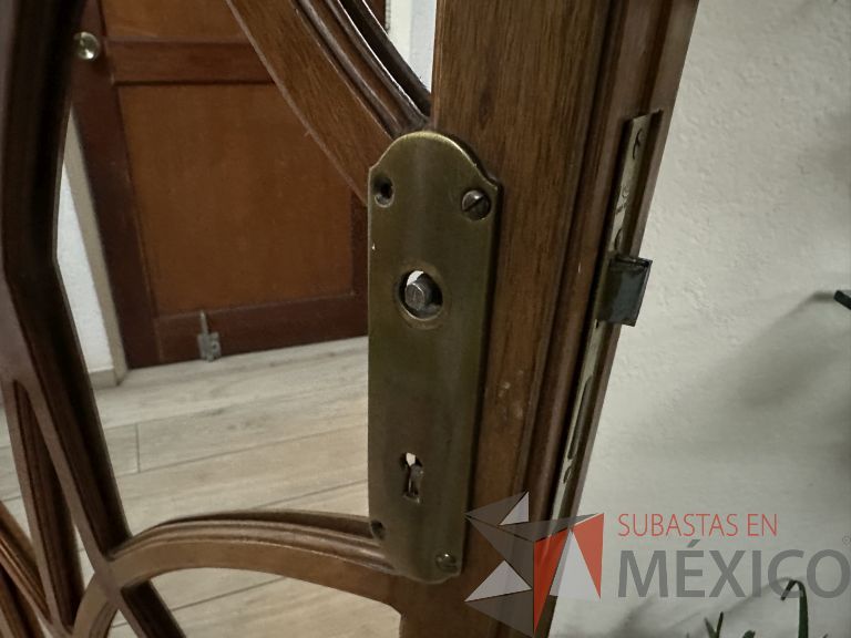 Lote 007 - Puerta de madera divida en 2 hojas, con vidrio, marco de madera. Todo en caoba. - Imagen 6