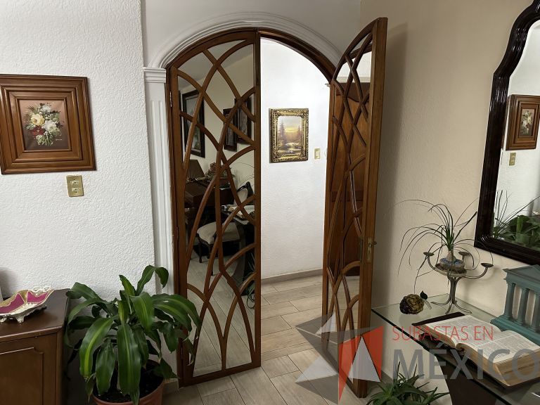 Lote 007 - Puerta de madera divida en 2 hojas, con vidrio, marco de madera. Todo en caoba.