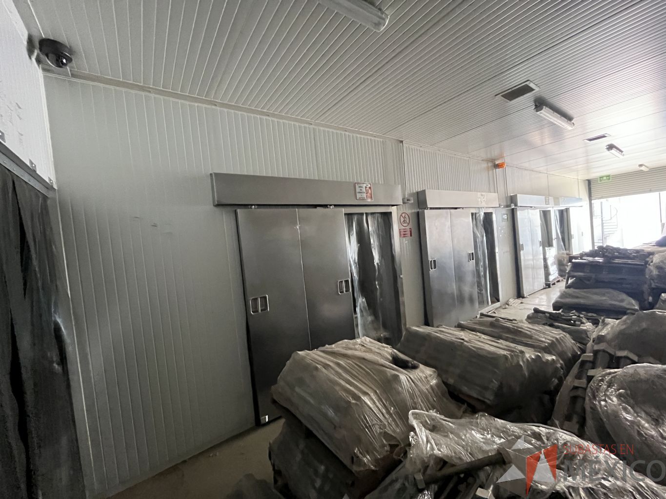 Lote 005 - Cámara de refrigeración dividida en 4 secciones con 3 puertas de acero inoxidable