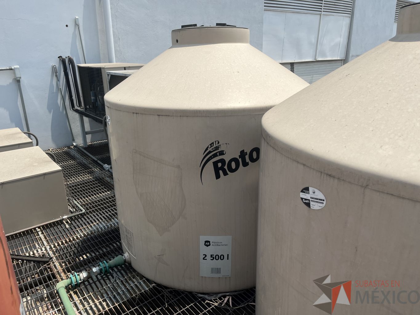 Lote 010 - 3 Tinacos color beige con capacidad de 2500 litros - Imagen 11