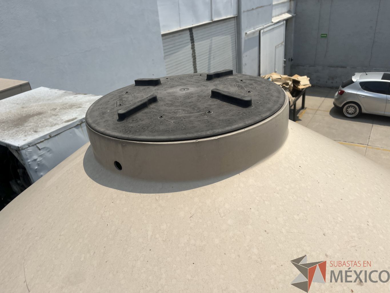 Lote 010 - 3 Tinacos color beige con capacidad de 2500 litros - Imagen 10