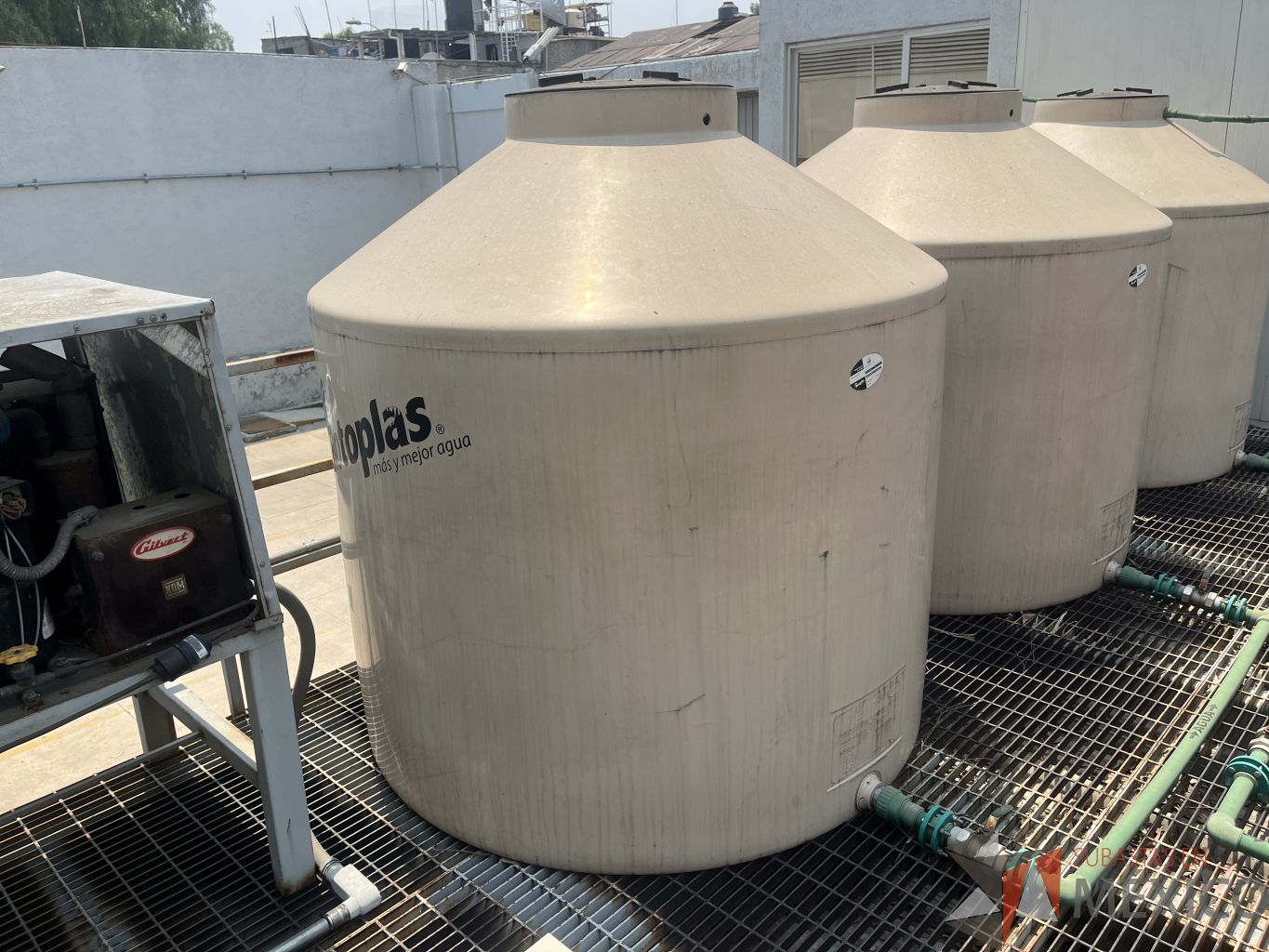 Lote 010 - 3 Tinacos color beige con capacidad de 2500 litros - Imagen 9