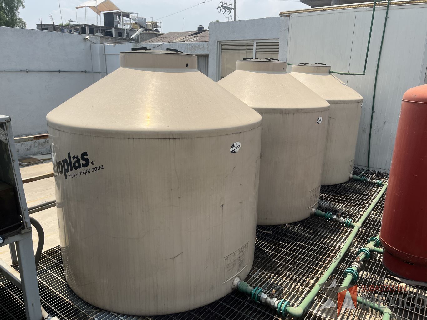 Lote 010 - 3 Tinacos color beige con capacidad de 2500 litros