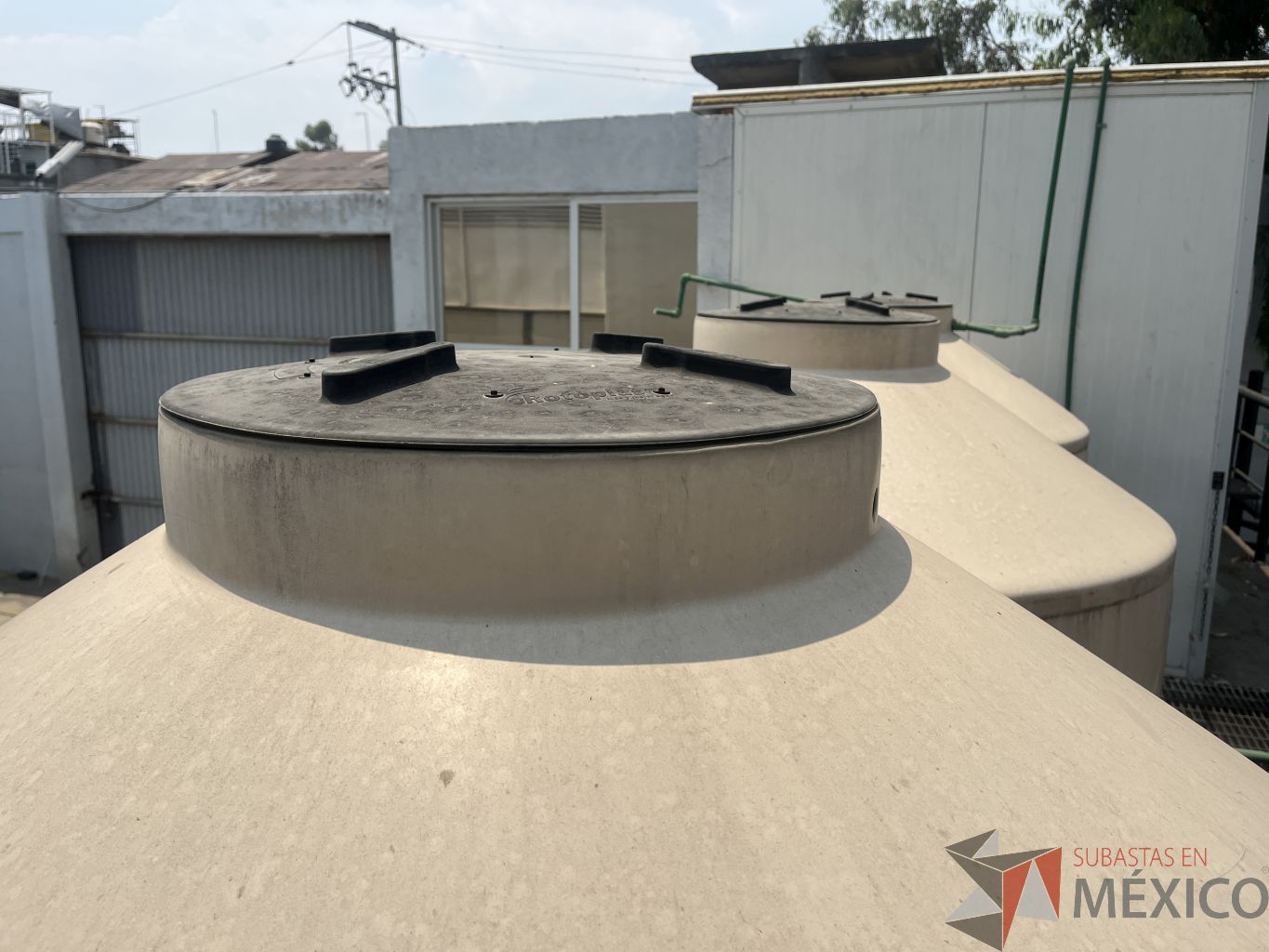 Lote 010 - 3 Tinacos color beige con capacidad de 2500 litros - Imagen 6