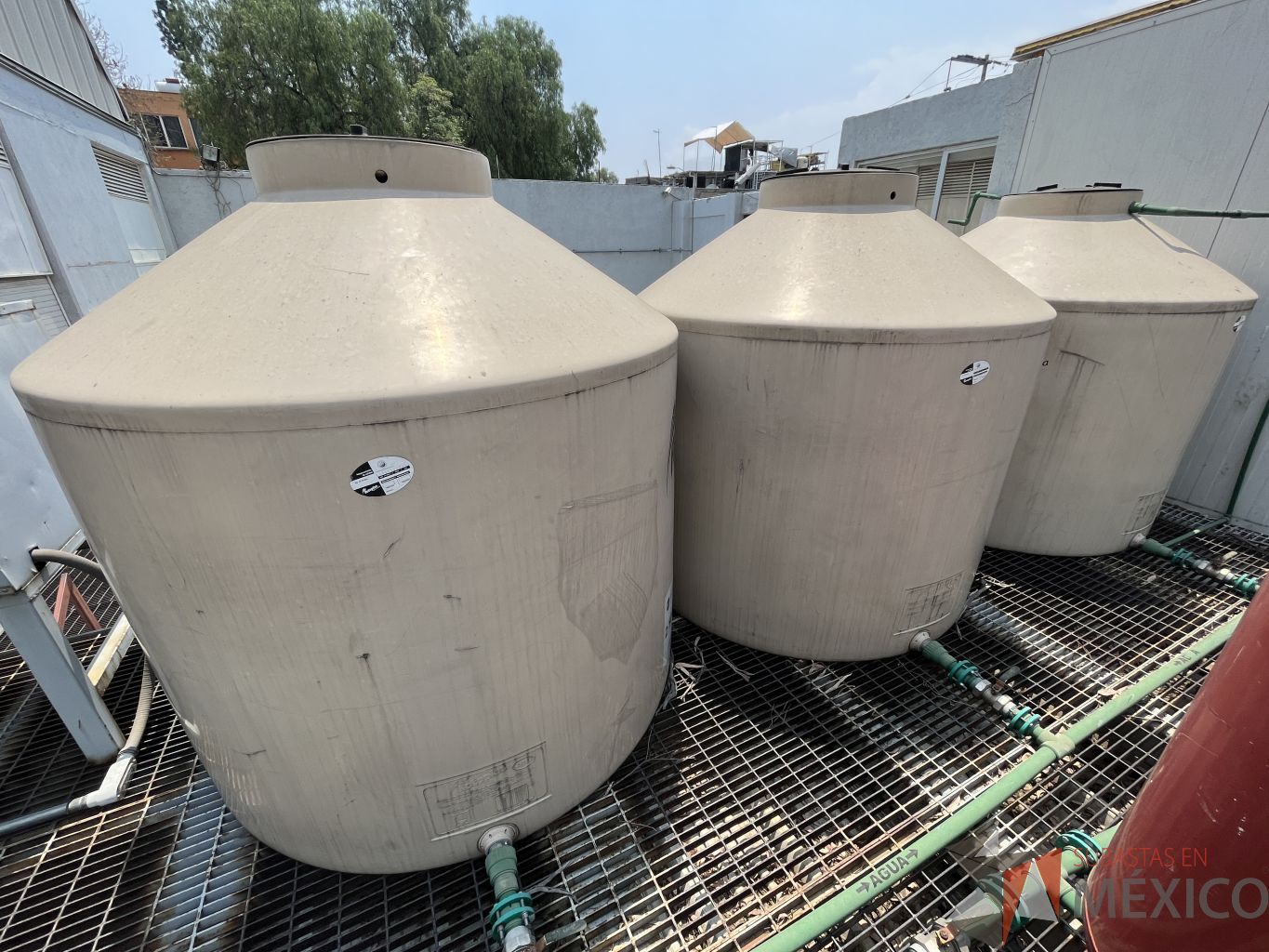 Lote 010 - 3 Tinacos color beige con capacidad de 2500 litros - Imagen 4