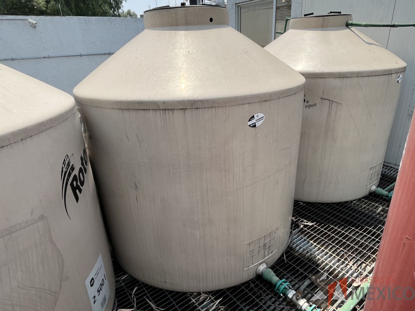 Lote 010 - 3 Tinacos color beige con capacidad de 2500 litros - Imagen 3