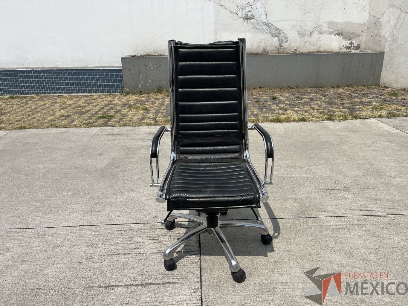 Lote 001 - Silla ejecutiva con ruedas, descansabrazos, asiento y respaldo color negro - Imagen 2