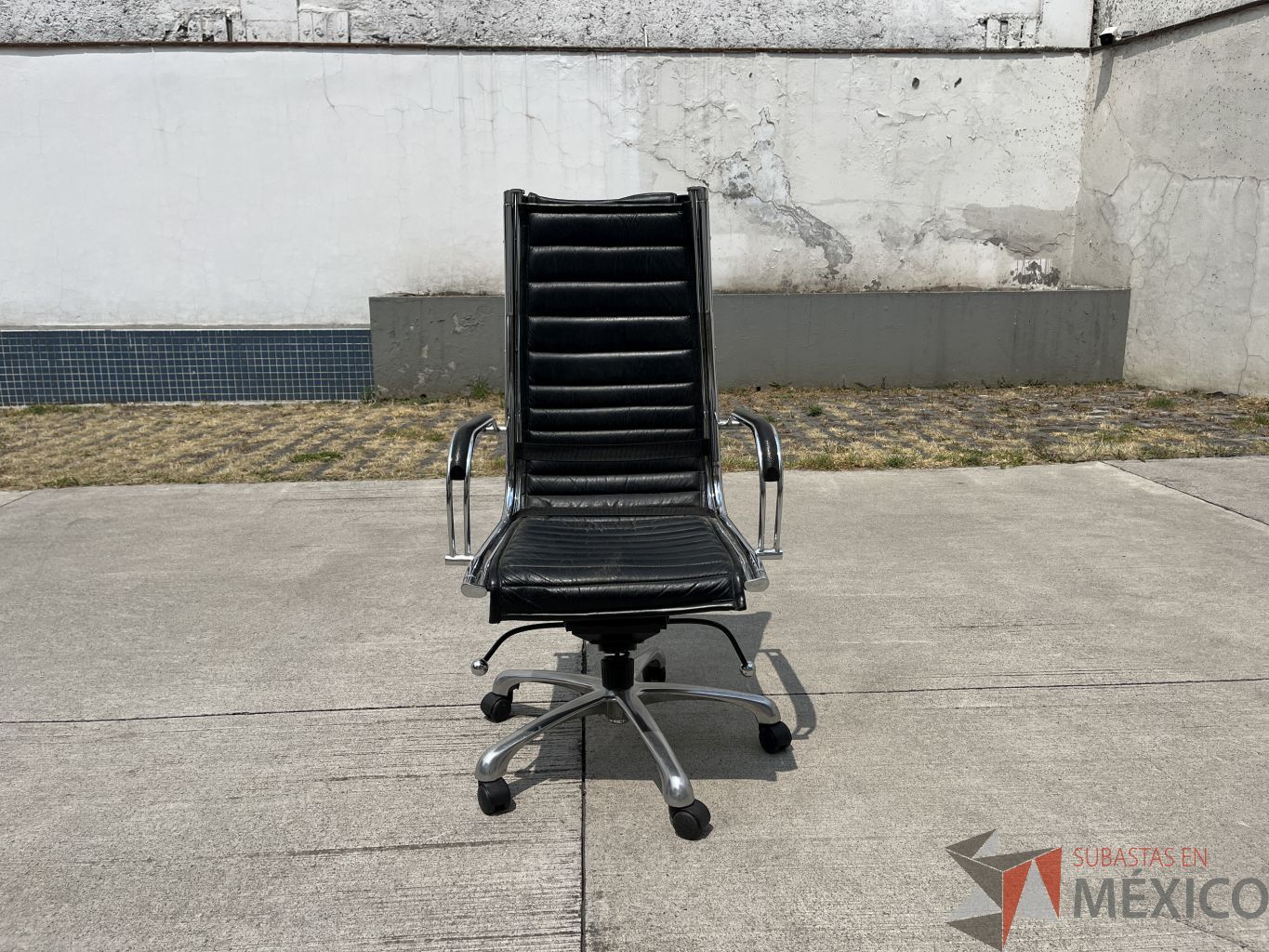 Lote 001 - Silla ejecutiva con ruedas, descansabrazos, asiento y respaldo color negro - Imagen 3
