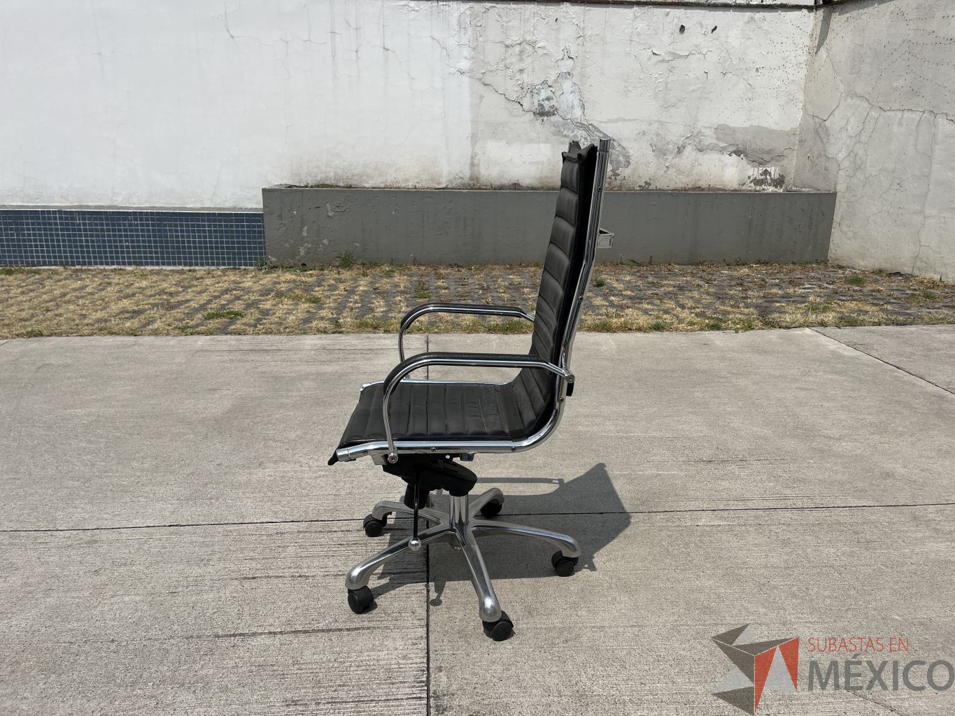 Lote 001 - Silla ejecutiva con ruedas, descansabrazos, asiento y respaldo color negro - Imagen 4