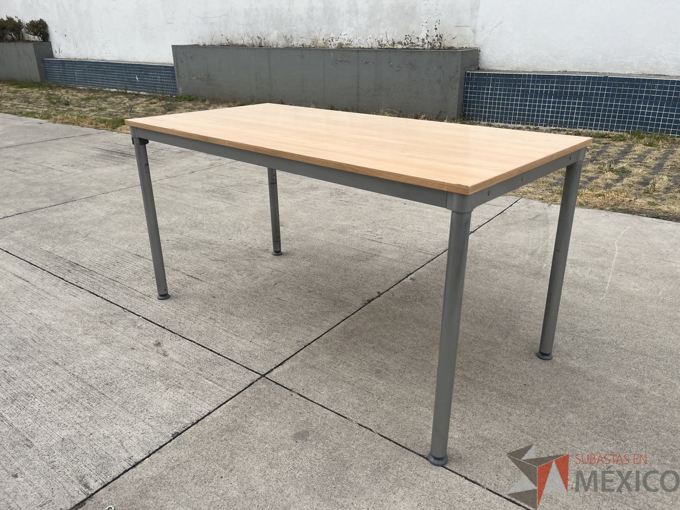 Lote 003 - Mesa de trabajo con estructura metálica y cubierta color madera - Imagen 2