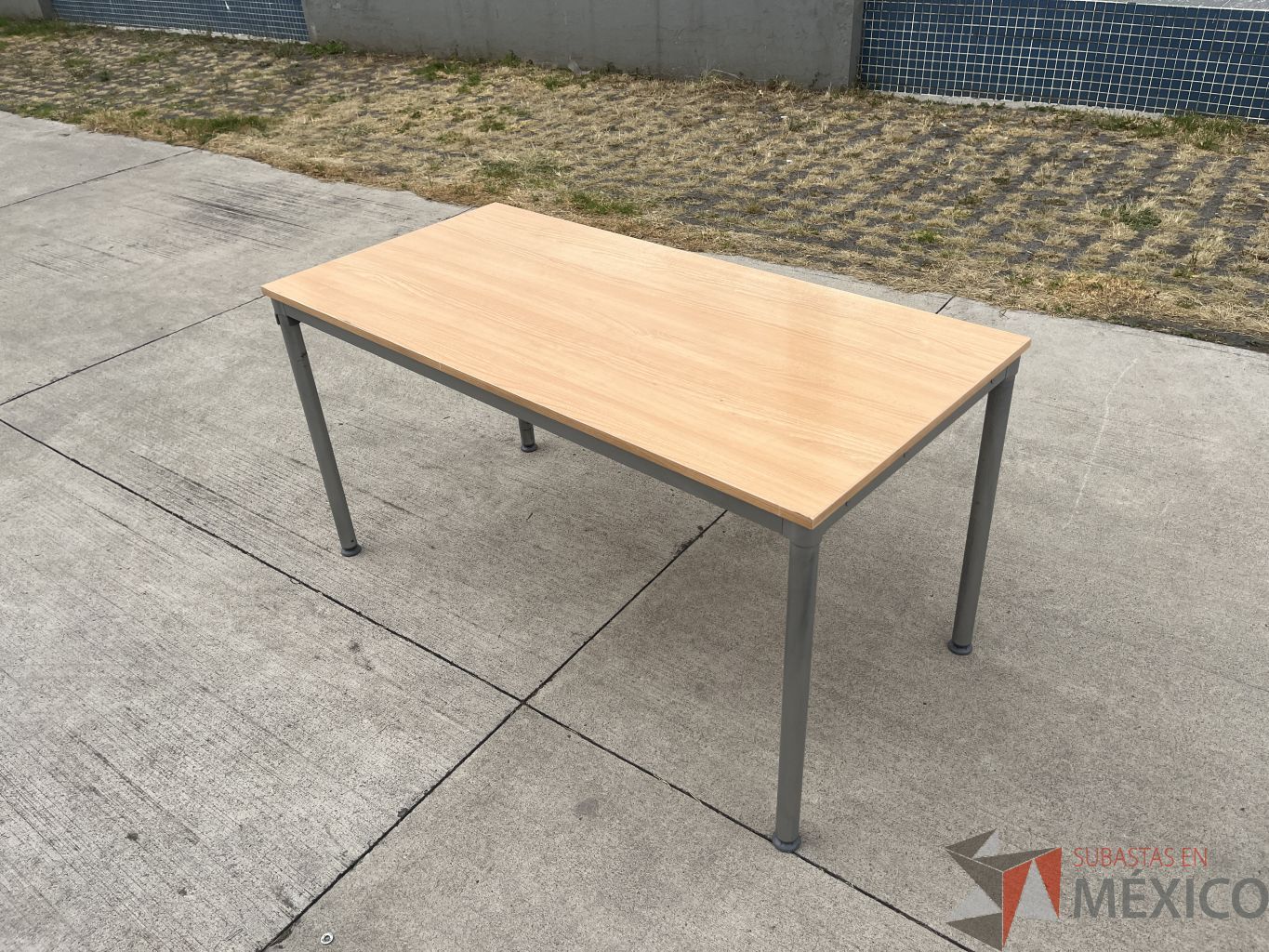 Lote 003 - Mesa de trabajo con estructura metálica y cubierta color madera - Imagen 4