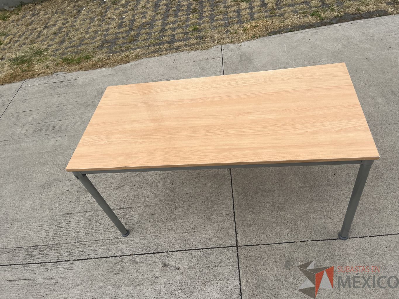Lote 003 - Mesa de trabajo con estructura metálica y cubierta color madera - Imagen 5