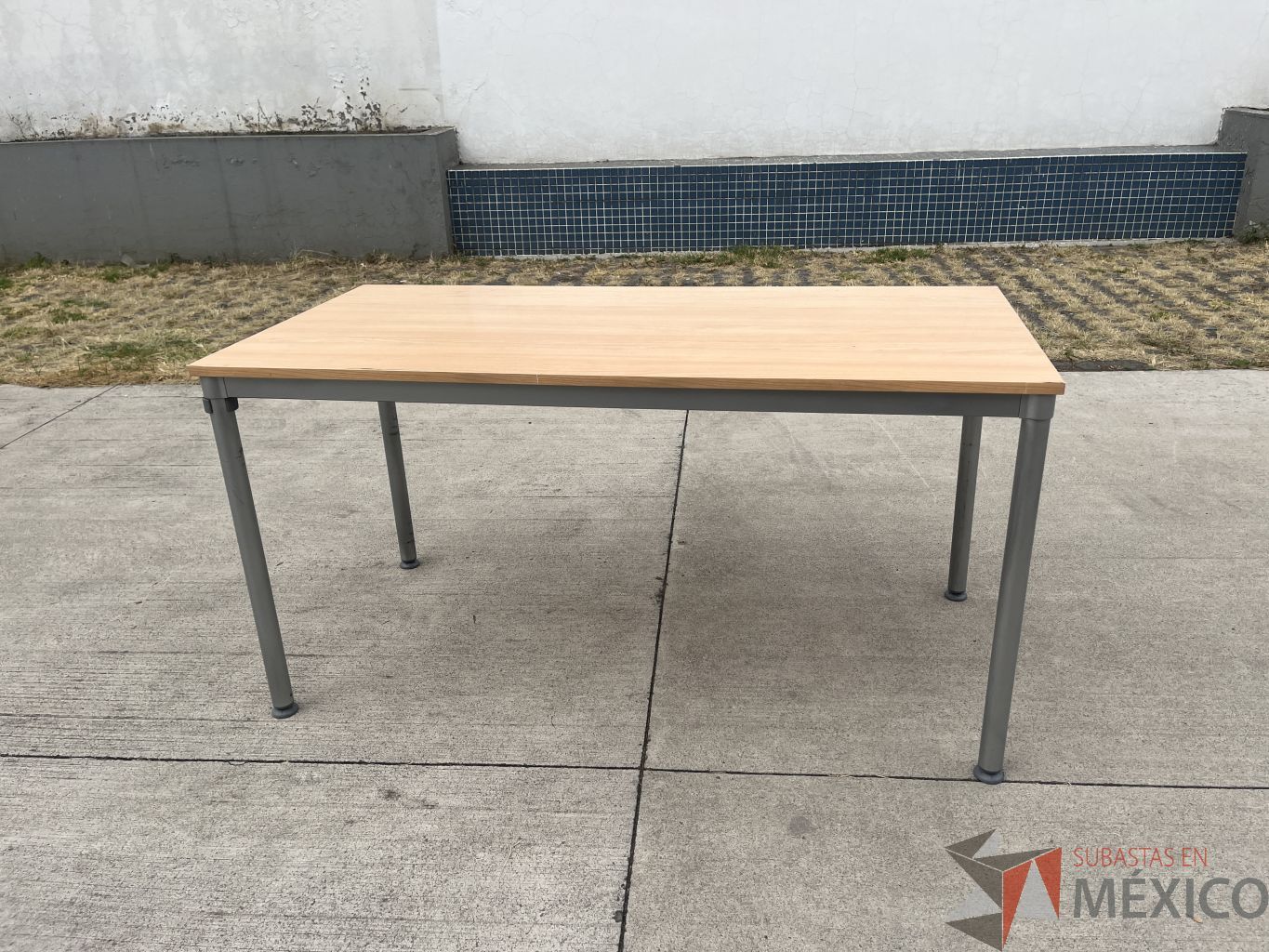Lote 003 - Mesa de trabajo con estructura metálica y cubierta color madera - Imagen 6