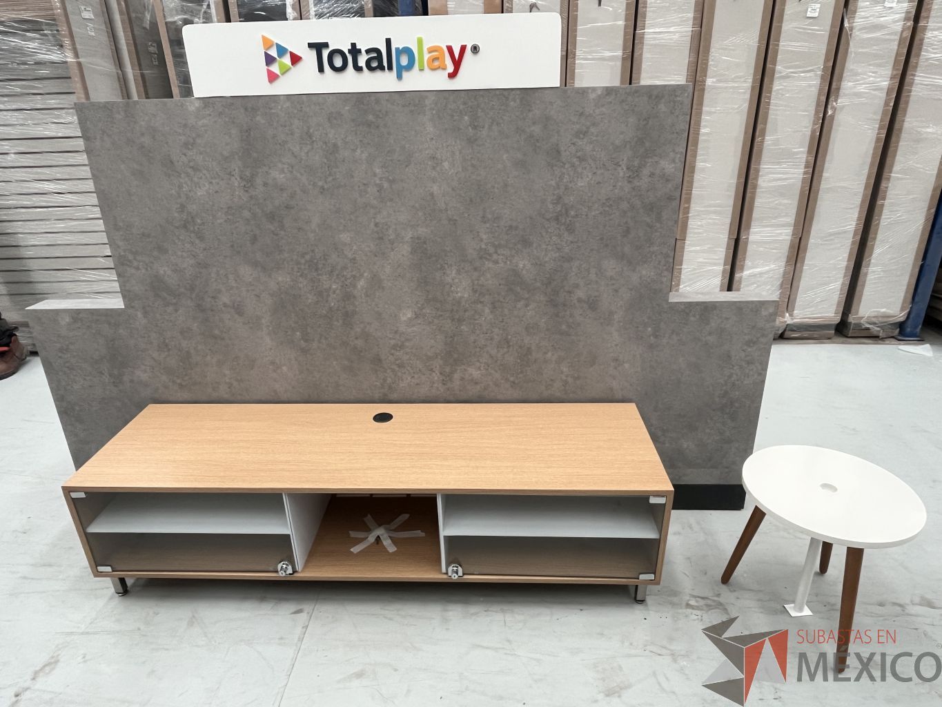Lote 020 - Muro publicitario con credenza, mesa de apoyo y 6 porta poster