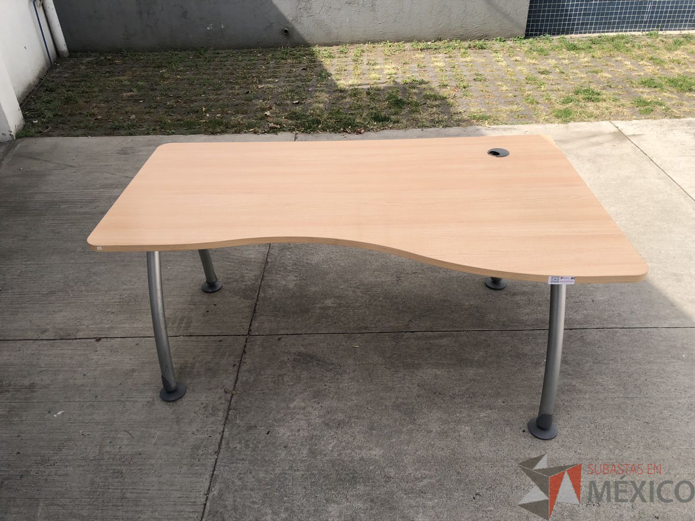 Lote 016 - Mesa de trabajo con estructura metálica y cubierta color madera con orificio para cable - Imagen 2