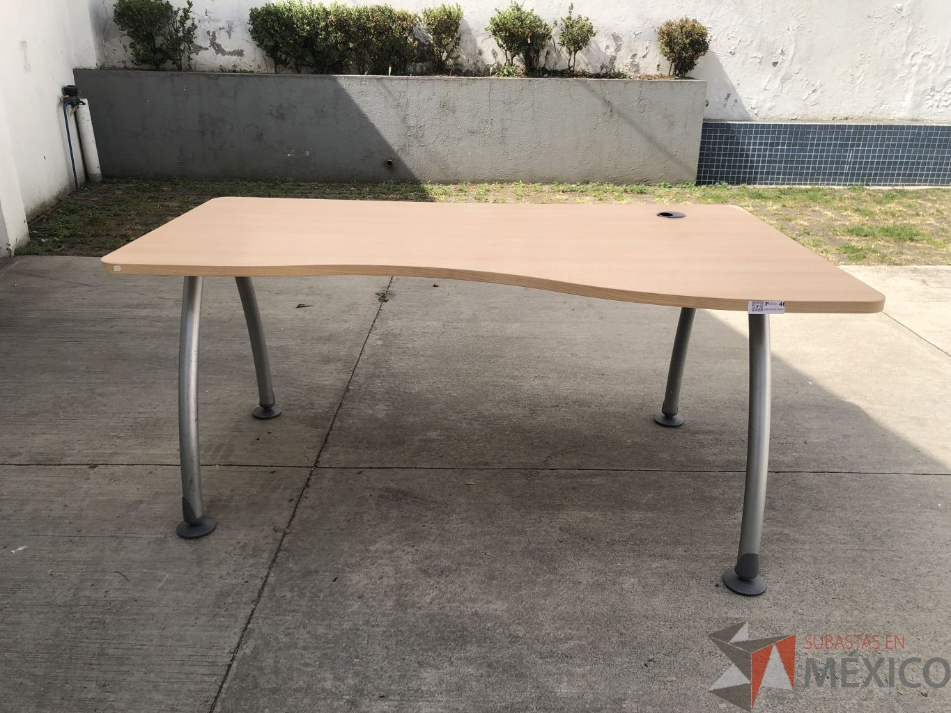 Lote 016 - Mesa de trabajo con estructura metálica y cubierta color madera con orificio para cable - Imagen 3