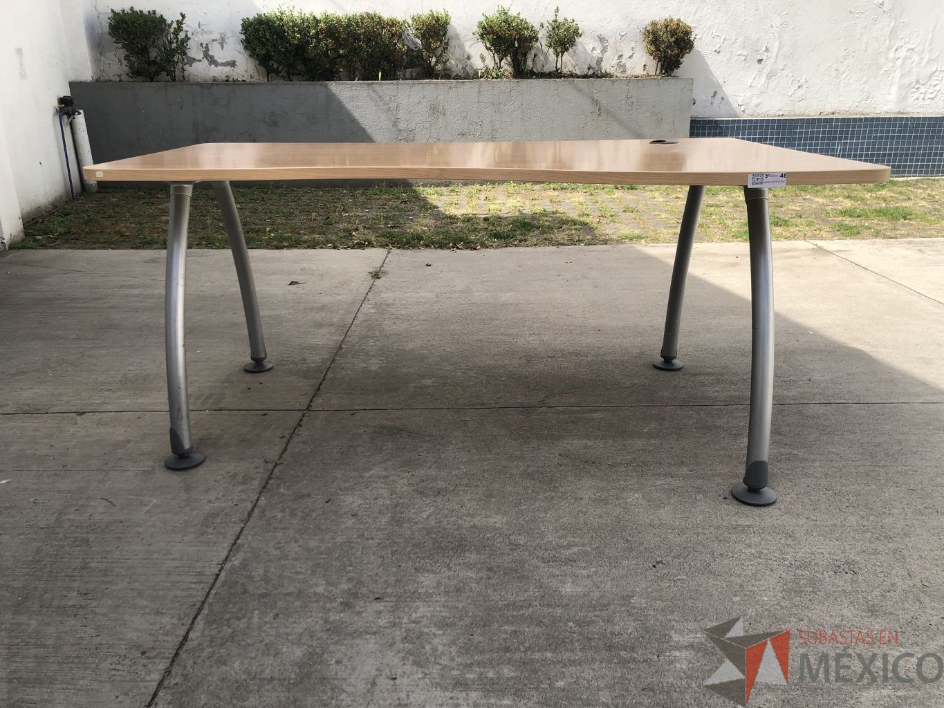 Lote 016 - Mesa de trabajo con estructura metálica y cubierta color madera con orificio para cable - Imagen 4