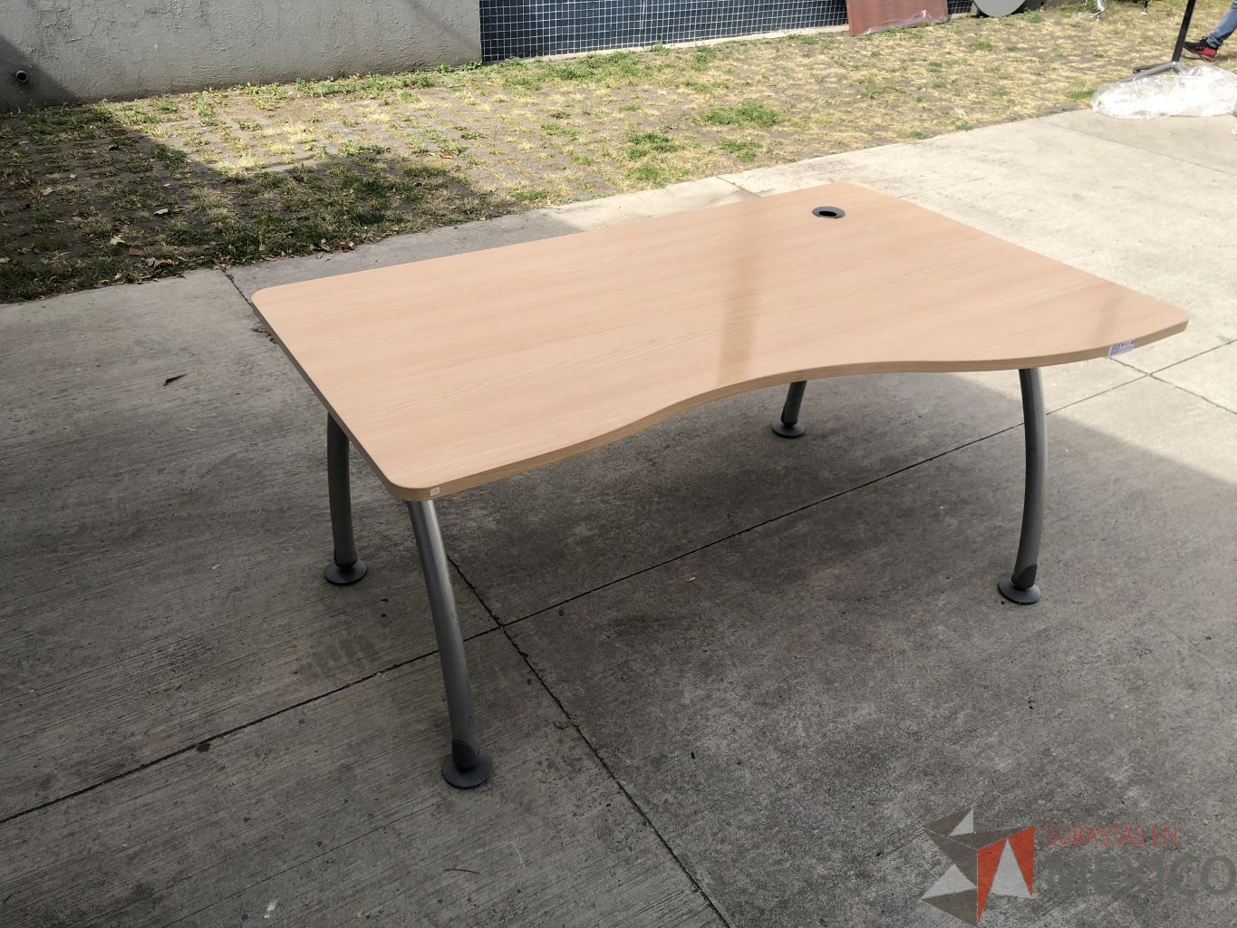 Lote 016 - Mesa de trabajo con estructura metálica y cubierta color madera con orificio para cable - Imagen 5
