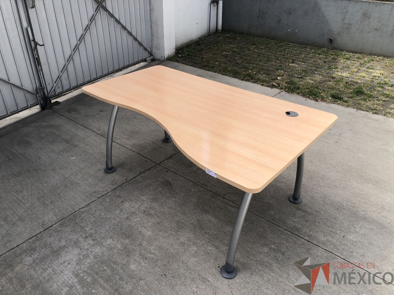 Lote 016 - Mesa de trabajo con estructura metálica y cubierta color madera con orificio para cable - Imagen 6