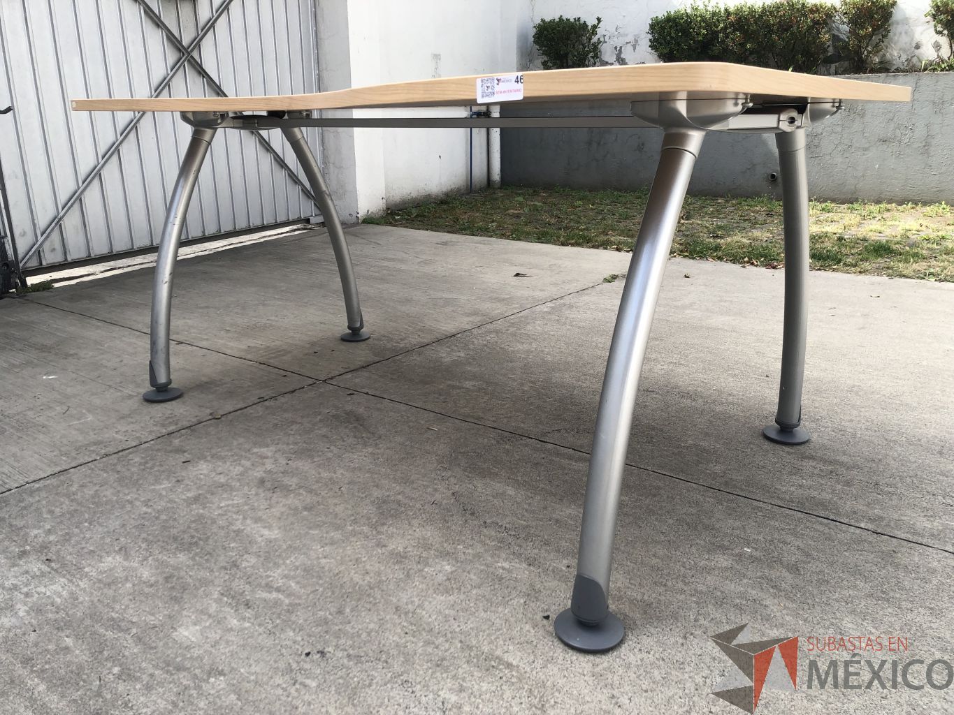 Lote 016 - Mesa de trabajo con estructura metálica y cubierta color madera con orificio para cable - Imagen 8