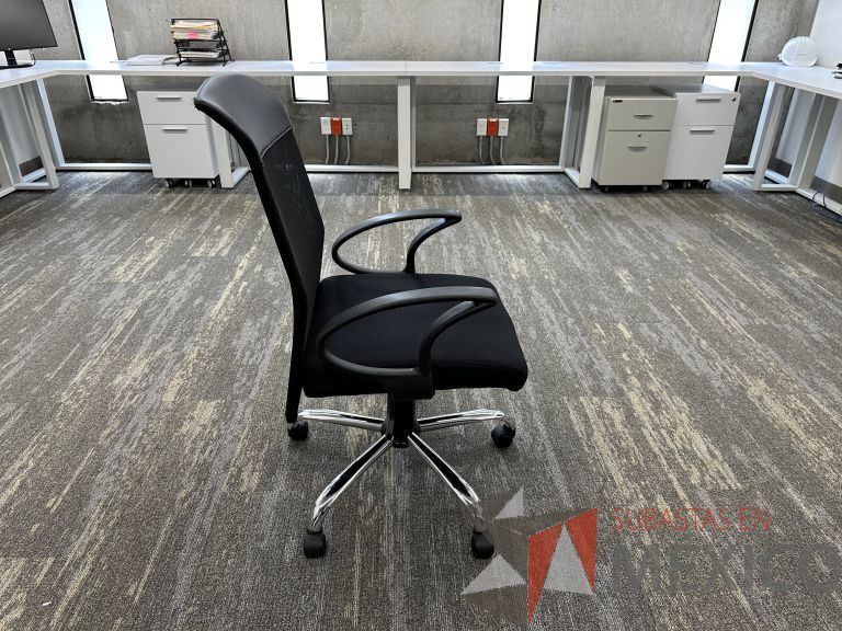 Lote 017 - Silla operativa con ruedas, descansabrazos, respaldo en malla con vinipiel y asiento en tela color negro - Imagen 2
