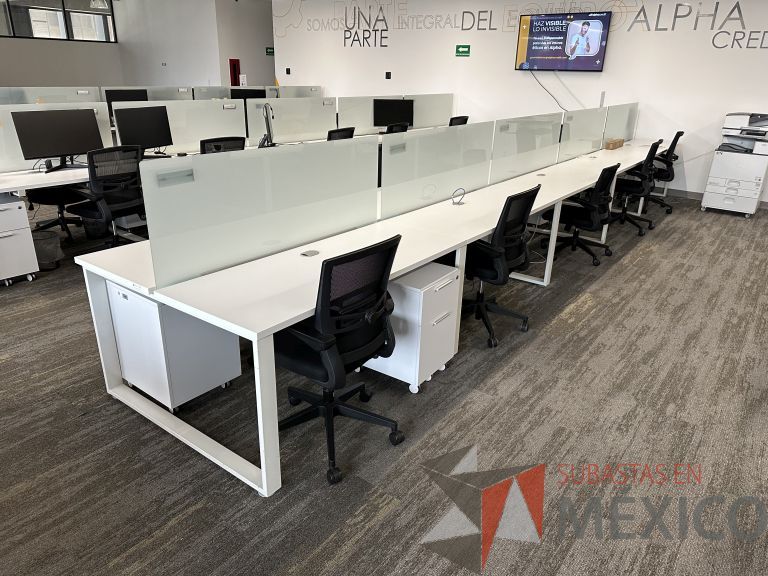 Lote 024 - Estación de trabajo para 8 personas, cubiertas con orificios para cable y divisiones de cristal. DESARMADA