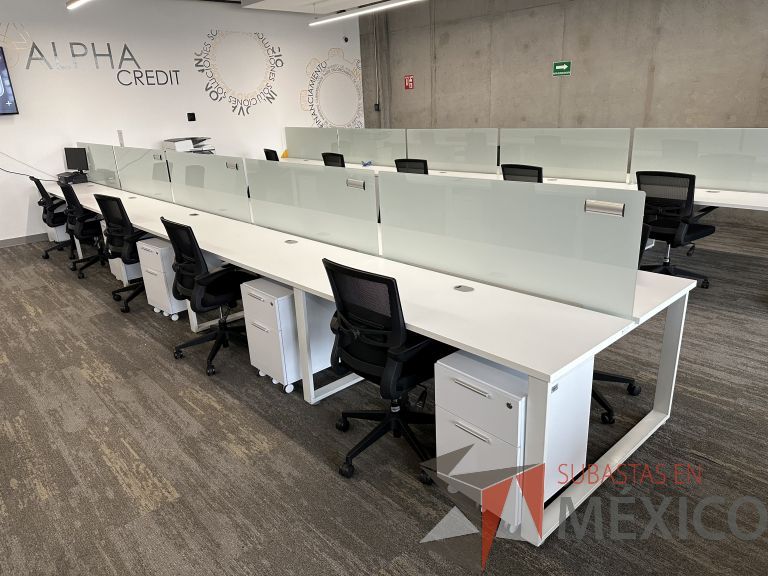Lote 024 - Estación de trabajo para 8 personas, cubiertas con orificios para cable y divisiones de cristal. DESARMADA - Imagen 3