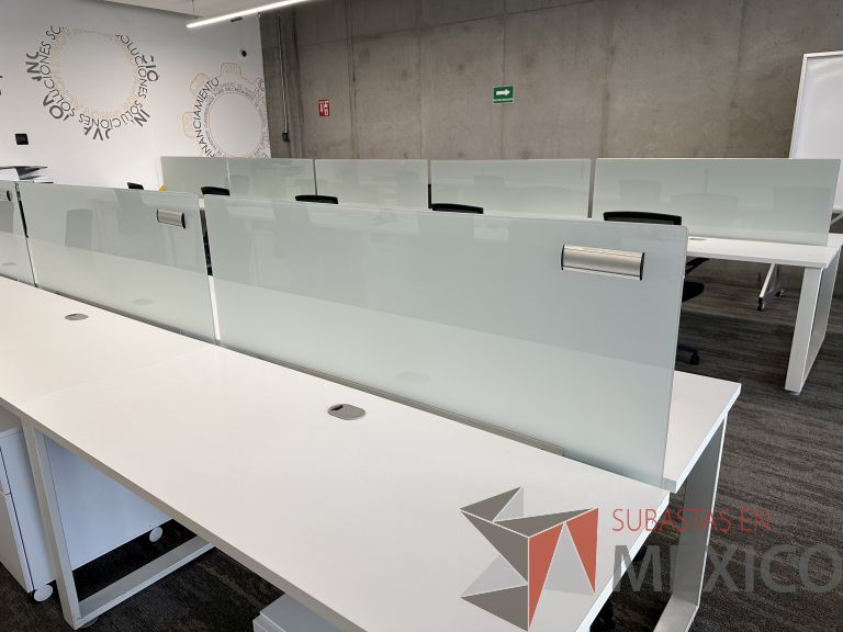 Lote 024 - Estación de trabajo para 8 personas, cubiertas con orificios para cable y divisiones de cristal. DESARMADA - Imagen 9