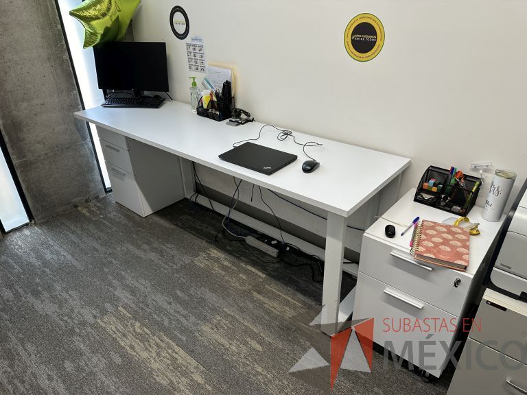 Lote 046 - Mesa de trabajo para 2 personas, estructura metálica, cubierta con orificios para cable y con archivero de pedestal con 3 cajones