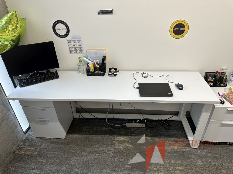 Lote 046 - Mesa de trabajo para 2 personas, estructura metálica, cubierta con orificios para cable y con archivero de pedestal con 3 cajones - Imagen 2
