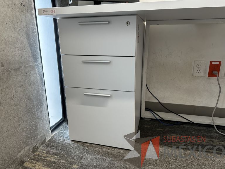 Lote 046 - Mesa de trabajo para 2 personas, estructura metálica, cubierta con orificios para cable y con archivero de pedestal con 3 cajones - Imagen 3