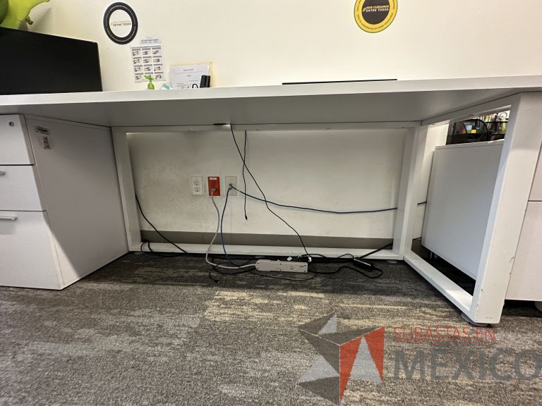 Lote 046 - Mesa de trabajo para 2 personas, estructura metálica, cubierta con orificios para cable y con archivero de pedestal con 3 cajones - Imagen 4