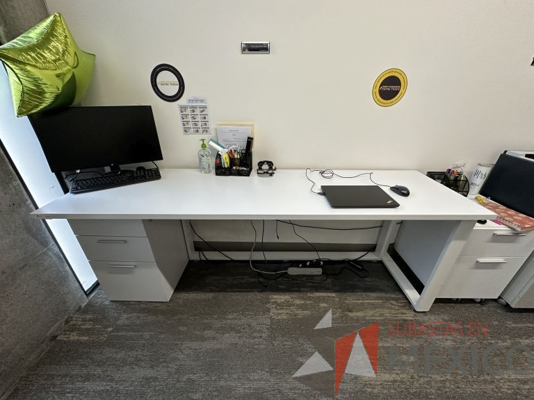 Lote 046 - Mesa de trabajo para 2 personas, estructura metálica, cubierta con orificios para cable y con archivero de pedestal con 3 cajones - Imagen 5