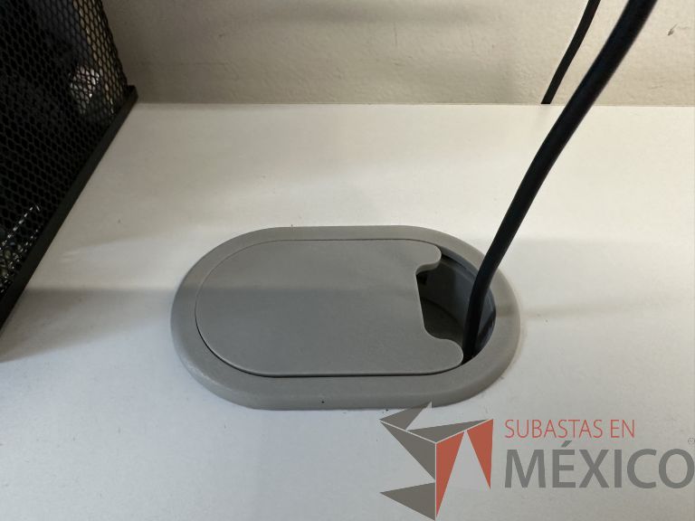 Lote 046 - Mesa de trabajo para 2 personas, estructura metálica, cubierta con orificios para cable y con archivero de pedestal con 3 cajones - Imagen 6