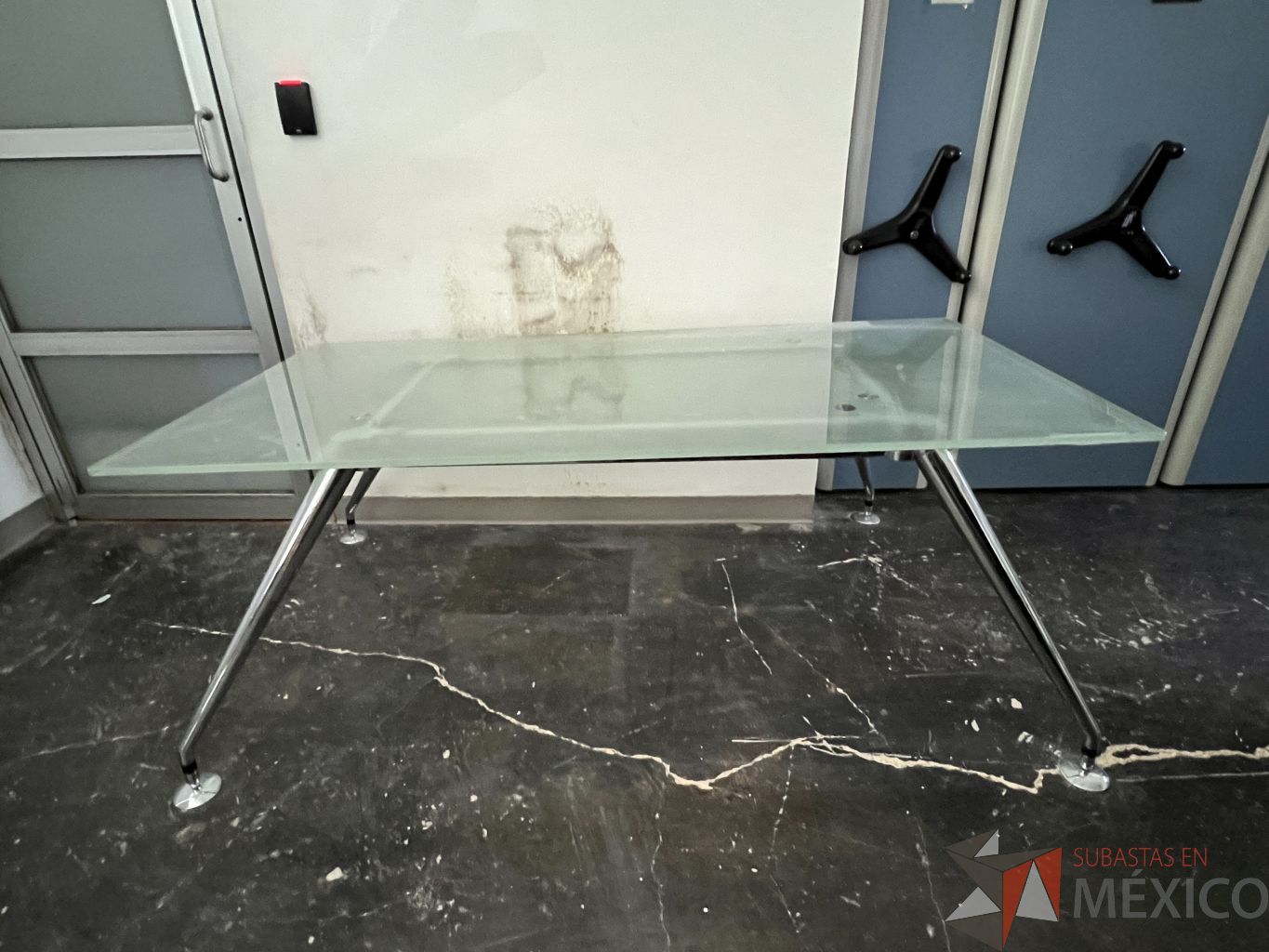 Lote 004 - Mesa de trabajo para 6 personas, estructura de metal y superficie de vidrio