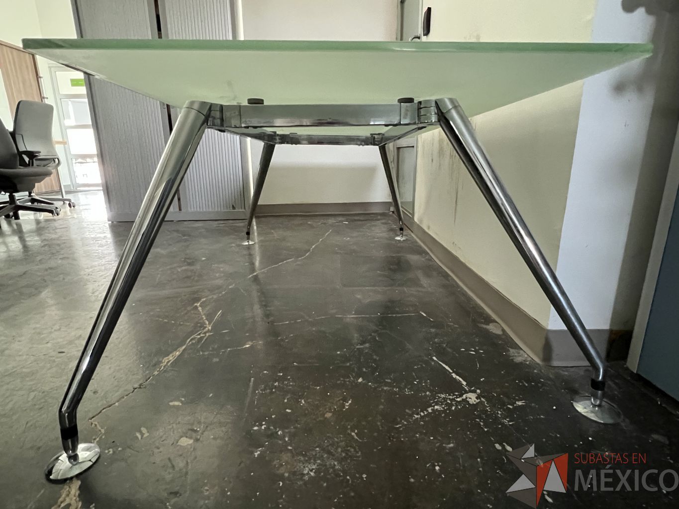 Lote 004 - Mesa de trabajo para 6 personas, estructura de metal y superficie de vidrio - Imagen 3