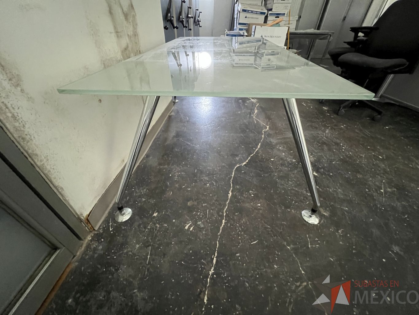 Lote 004 - Mesa de trabajo para 6 personas, estructura de metal y superficie de vidrio - Imagen 4