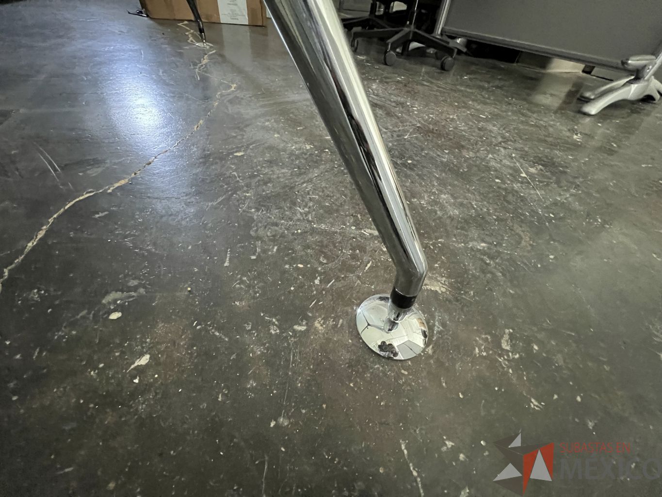 Lote 004 - Mesa de trabajo para 6 personas, estructura de metal y superficie de vidrio - Imagen 5