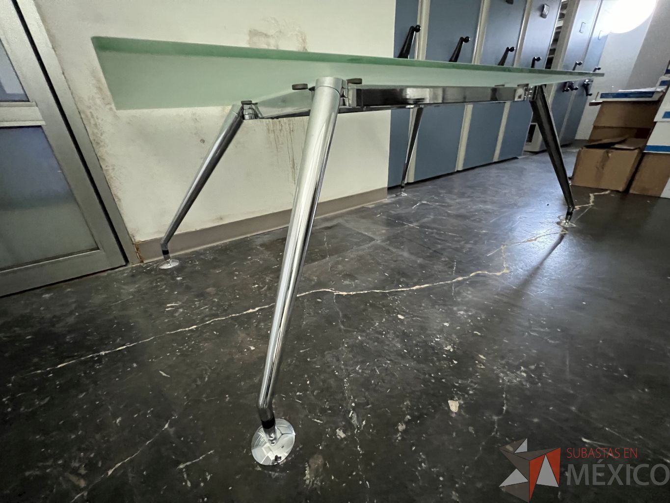 Lote 004 - Mesa de trabajo para 6 personas, estructura de metal y superficie de vidrio - Imagen 6