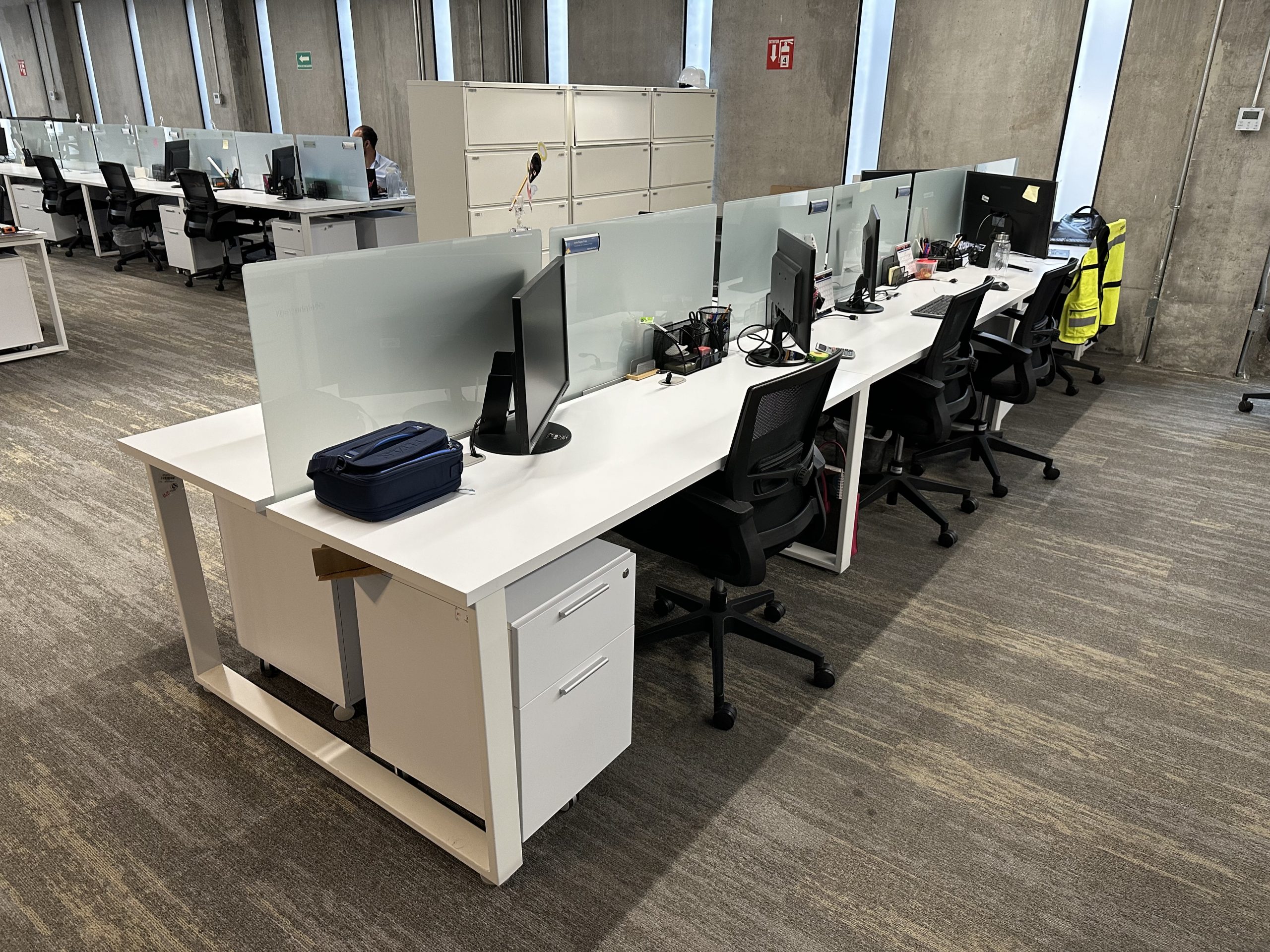 Lote 018 - Estación de trabajo para 12 personas, cubiertas con orificios para cable y divisiones de cristal - Imagen 2