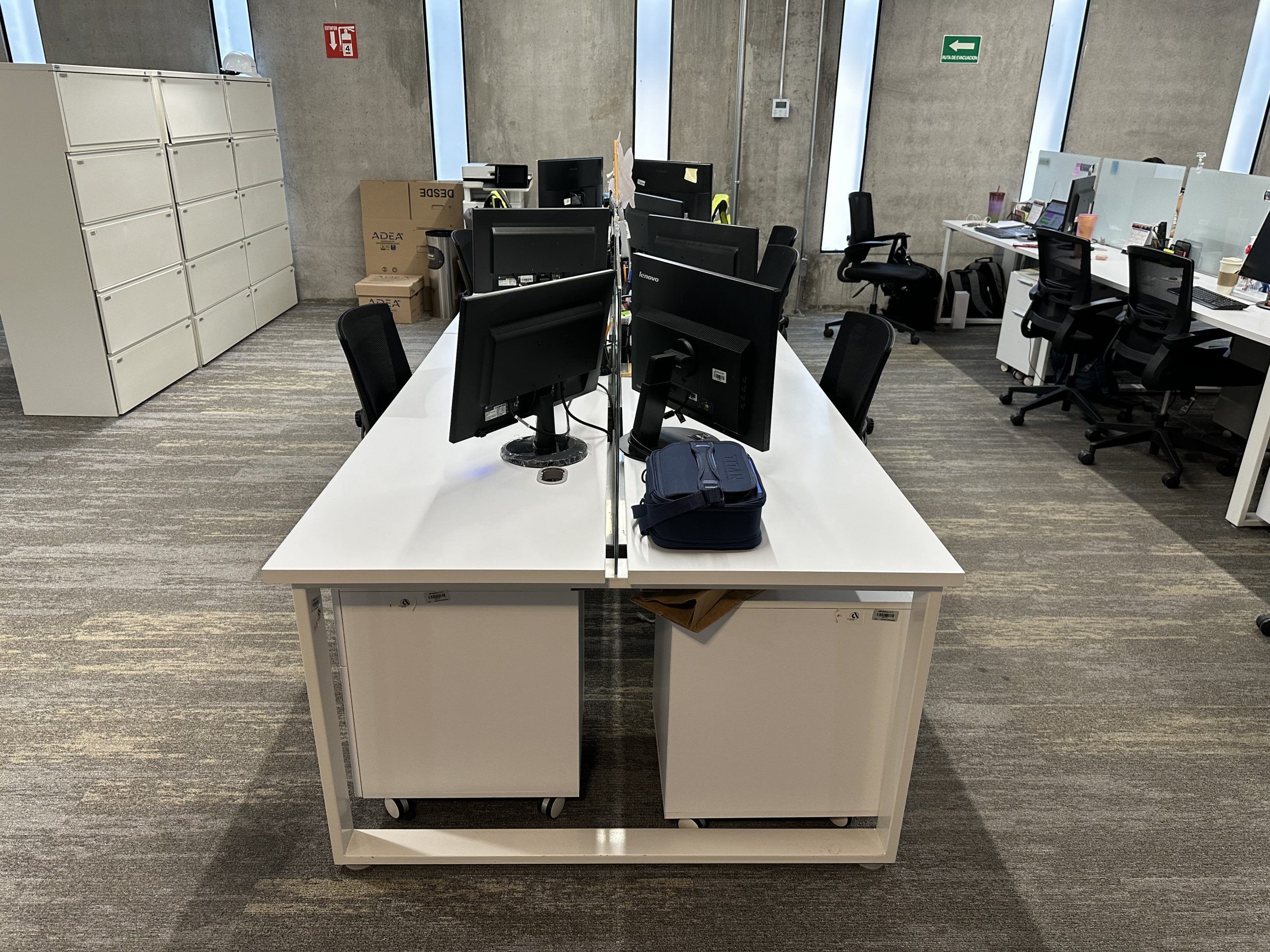 Lote 018 - Estación de trabajo para 12 personas, cubiertas con orificios para cable y divisiones de cristal - Imagen 3
