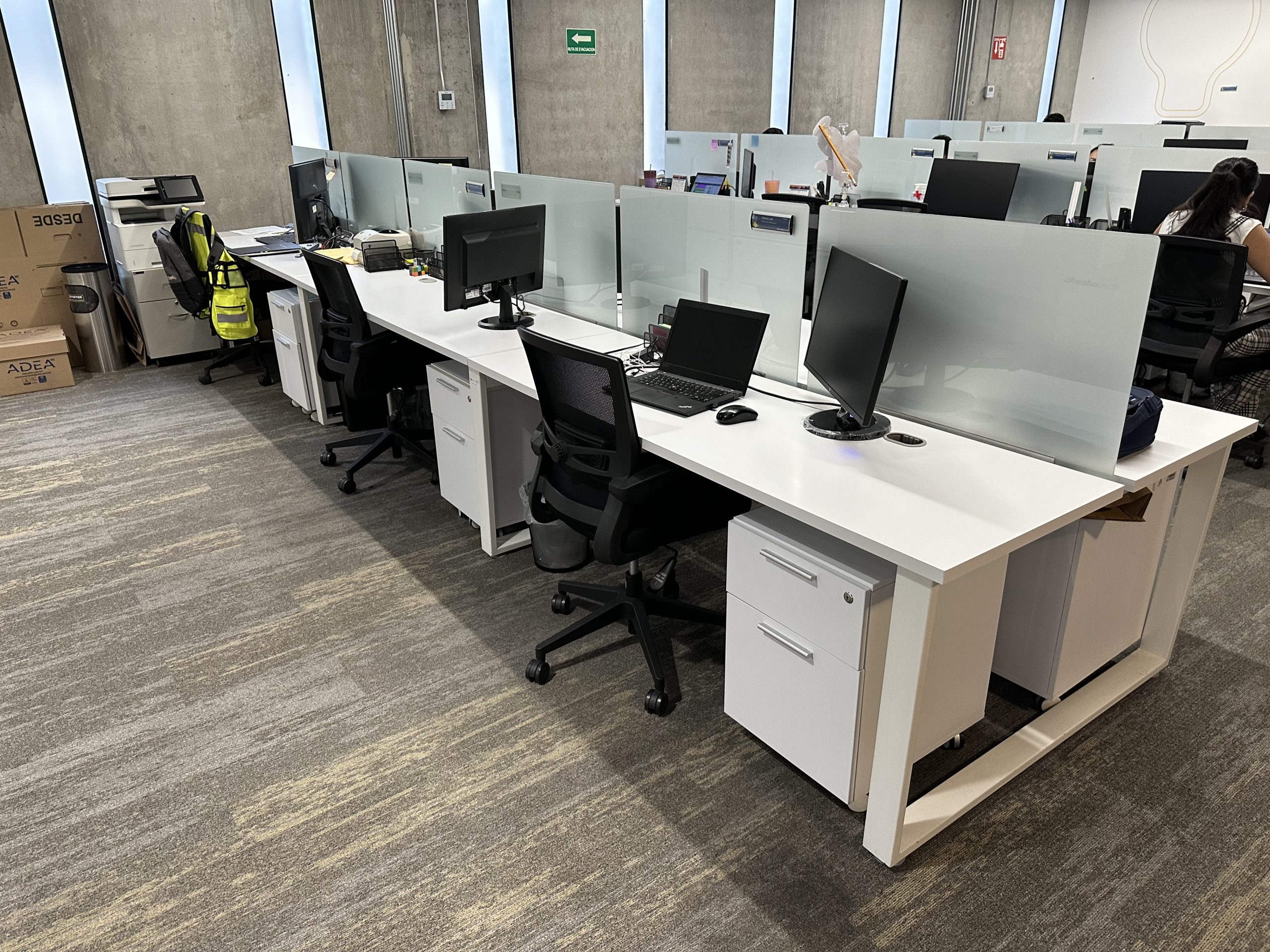 Lote 018 - Estación de trabajo para 12 personas, cubiertas con orificios para cable y divisiones de cristal