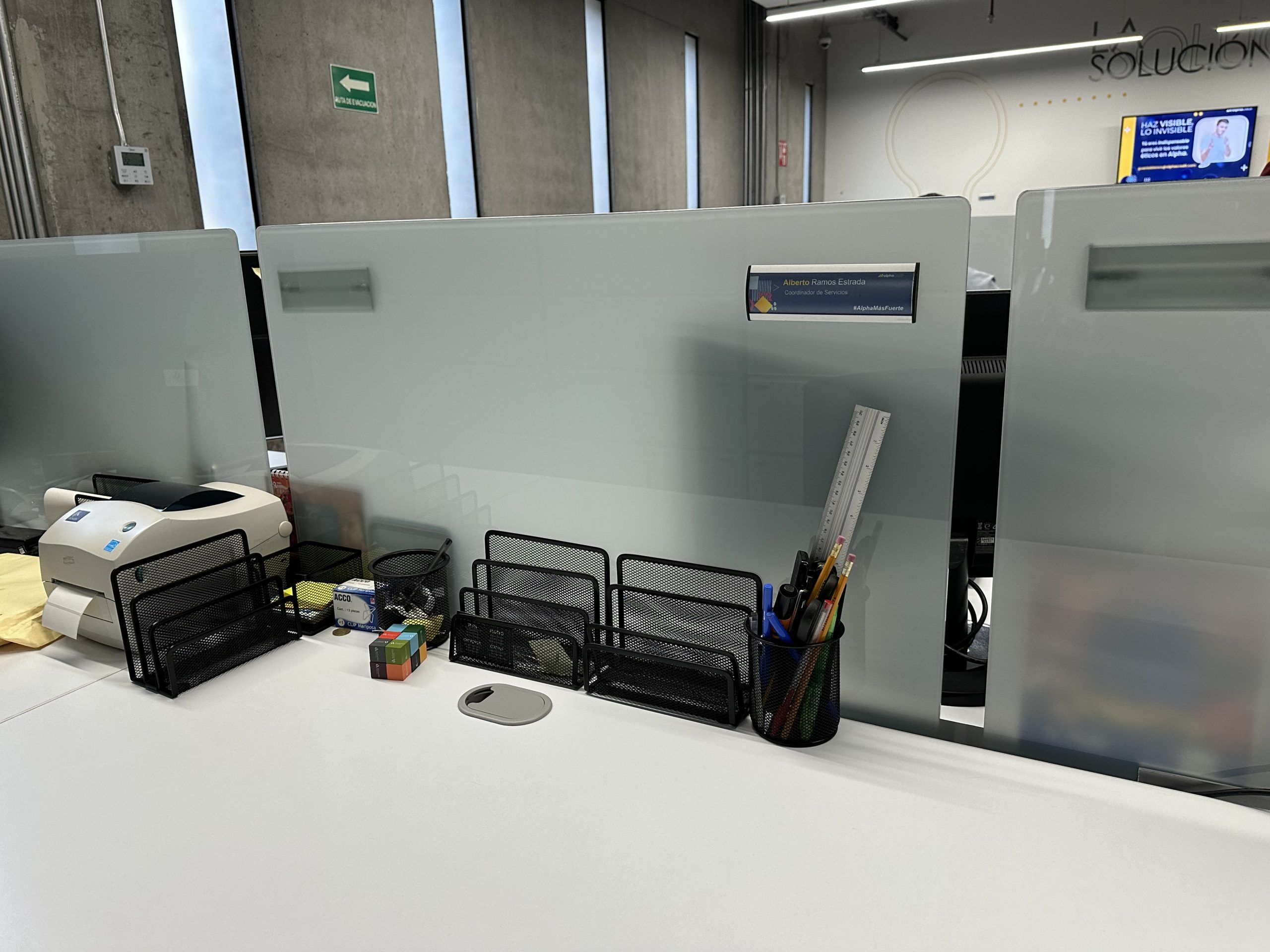 Lote 018 - Estación de trabajo para 12 personas, cubiertas con orificios para cable y divisiones de cristal - Imagen 7