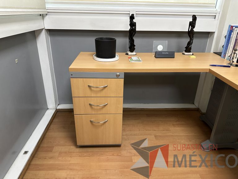 Lote 008 - Escritorio en escuadra con archivero de pedestal de 3 cajones, con orificios para cable - Imagen 5