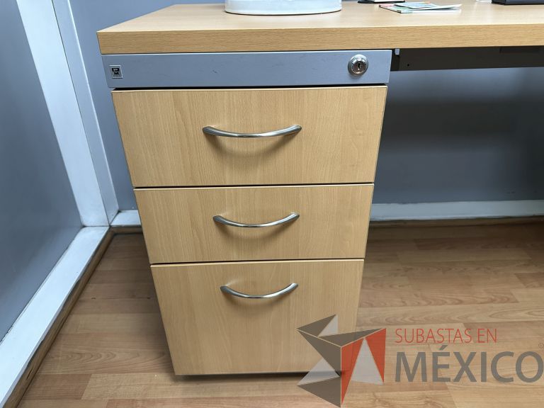 Lote 008 - Escritorio en escuadra con archivero de pedestal de 3 cajones, con orificios para cable - Imagen 7